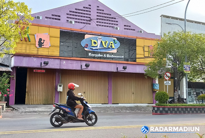 BUKA: Pemkab Ngawi mengizinkan tiga tempat karaoke kembali beroperasi setelah mengantongi QR. (R BAGUS RAHADI/RADAR NGAWI)