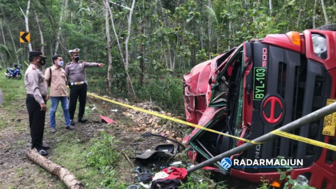 RINGSEK: Kondisi truk BBM Pertamina yang mengalami kecelakaan tunggal di Jalan Raya Pacitan-Solo, Jumat (5/11). (POLRES PACITAN FOR RADAR MADIUN)