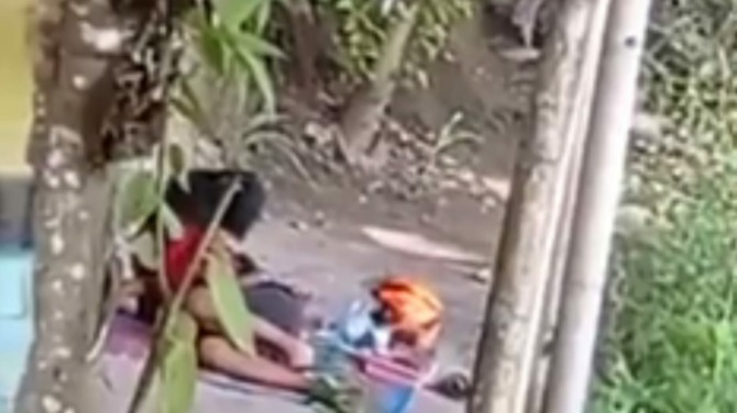 MESUM: Sepasang remaja sedang memadu kasih di kawasan Telaga Ngebel viral di medsos. (Tangkapan Layar/ISTIMEWA)