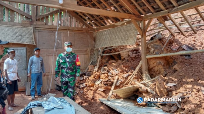 EVAKUASI: Warga dibantu dengan aparat TNI dan kepolisian setempat membersihkan material longsor yang menerjang rumah Warsinem di Pacitan, Selasa (9/11). (SUGENG DWI NURCAHYO/RADAR PACITAN)