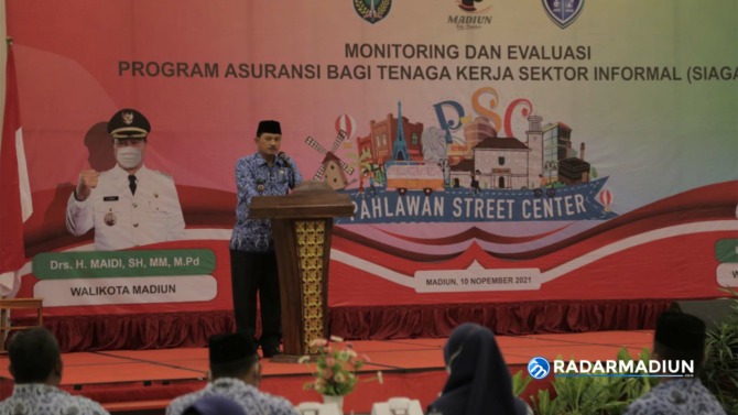 MIMBAR: Wali Kota Maidi memberikan sambutan terkait pentingnya program Siaga Kita. (BAGAS BIMANTARA/RADAR MADIUN)