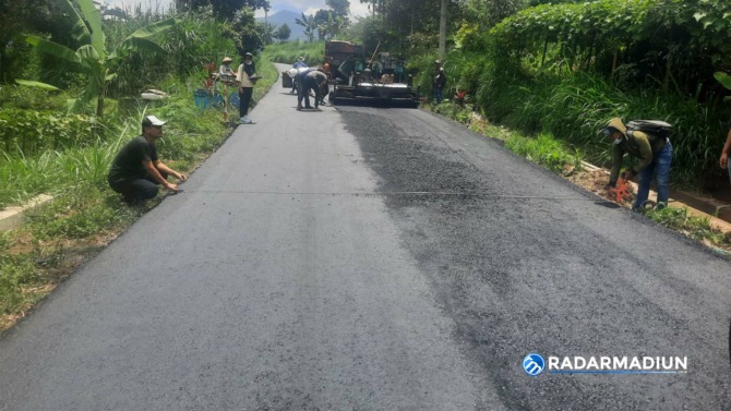 BERTAMBAH LEBAR: Akses jalan menuju wisata Genilangit-Wonomulyo sudah mulus dan lebar. (RIZAL NH FOR JAWA POS RADAR MAGETAN)
