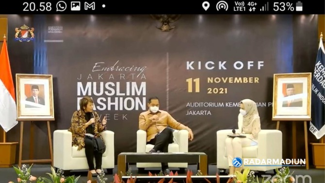 Menteri Perdagangan Muhammad Lutfi (tengah) bersama Wakil Ketua Komite Promosi Fesyen Muslim Nasional Anne Patricia Sutanto (kiri) saat menghadiri acara konferensi pers ‘Kick-Off Embracing Jakarta Muslim Fashion Week’ yang digelar secara hybrid, Kamis (11