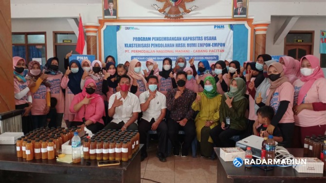 KOMPAK: Narasumber dan perwakilan dari pihak PNM Pacitan berfoto bersama dengan para peserta pelatihan PKU klasterisasi sektoral pengolahan hasil di Kantor Desa Tumpuk, Bandar. (PNM FOR RADAR PACITAN)