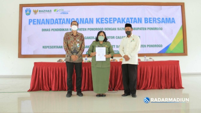 SEPAKAT: BPJS Ketenagakerjaan, Dinas Pendidikan Ponorogo dan Baznas menjalin kerja sama perlindungan keselamatan kerja GTT-PTT, Senin (15/11). (FACHRUDIN ALFIAN/RADAR PONOROGO)