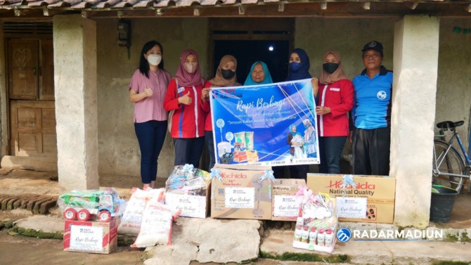 SOSIAL: Rapi Elektronik menyalurkan bantuan kepada Mbah Sawit di Desa Pingkuk, Kecamatan Bendo.