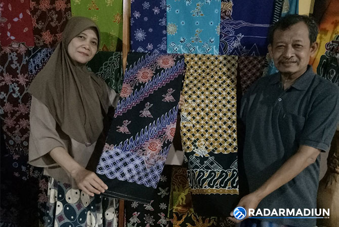 WARISAN BUDAYA: Suharwedi dan Roikhul Janah memperlihatkan beberapa batik tulis karyanya. (BAGAS PANGESTU/JAWA POS RADAR MADIUN)