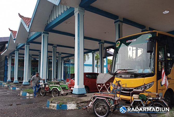 MAMRING: Selter terminal bus Caruban sepi. Hanya ada bus sekolah yang terparkir. (ELIT AMINATUS SAADAH/JAWA POS RADAR CARUBAN)