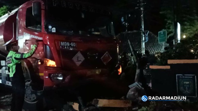 MAUT: Truk tangki milik Pertamina ringsek setelah menabrak pesepeda, median jalan dan mobil taksi di Perempatan Tean, Kota Madiun pada Jumat (12/11) malam. (HENGKY RISTANTO/RADAR MADIUN)