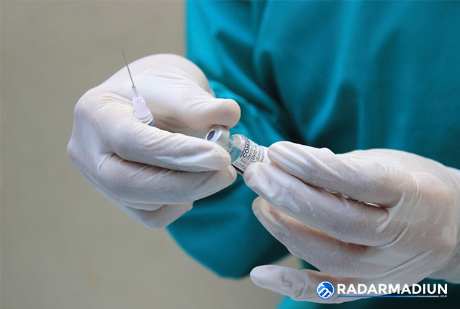 VAKSINASI: Pemkab Ponorogo mendapat bantuan puluhan ribu dosis vaksin Pfizer dari Keraton Solo. (AJI PUTRA/RADAR PONOROGO)