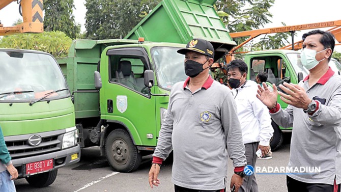 CEK RICEK: Wali Kota Maidi menerjunkan alat berat dan ratusan personel membersihkan titik rawan banjir kemarin (27/11). (DISKOMINFO FOR JAWA POS RADAR MADIUN)