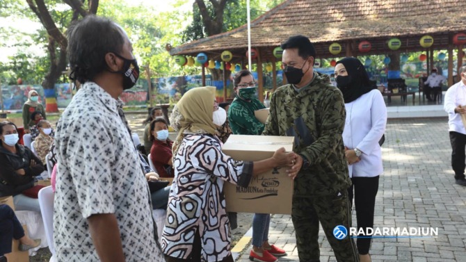 BANSOS: Bantuan kepada masyarakat terdampak pandemi Covid-19 tetap berjalan sekalipun saat ini Kota Madiun sudah PPKM Level 1. (BAGAS BIMANTARA/RADAR MADIUN)