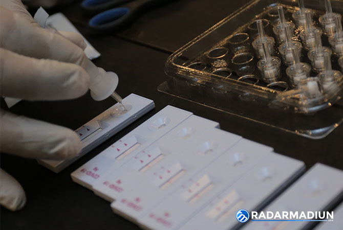 SKRINING COVID-19: Tes Antigen massal tetap dijalankan Pemkot Madiun seiring kegiatan itu masuk dalam BTT. (BAGAS BIMANTARA/RADAR MADIUN)