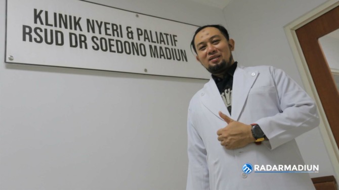 HEBAT: Dokter Mirza Koeshardiandi menjadi pelopor klinik nyeri di Indonesia. (BAGAS BIMANTARA/JAWA POS RADAR MADIUN)