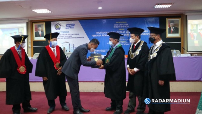 S-III: Rio Saputra kini telah ditetapkan menjadi advokat termuda dengan gelar doktor.