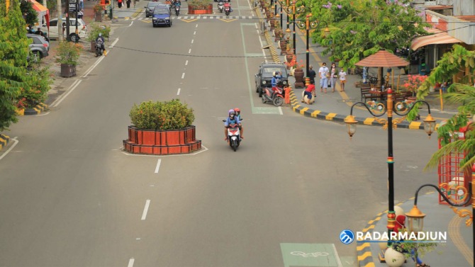MENARIK: Keindahan tata kota di sepanjang PSC menjadi spot lomba fotografi Madiun iFest 2021. (BAGAS BIMANTARA/JAWA POS RADAR MADIUN)