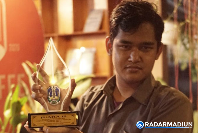 BERPRESTASI: Septian Dwita Kharisma memperlihatkan piagam penghargaan tingkat provinsi yang diperolehnya beberapa waktu lalu. (SEPTIAN DWITA FOR JAWA POS RADAR MADIUN)
