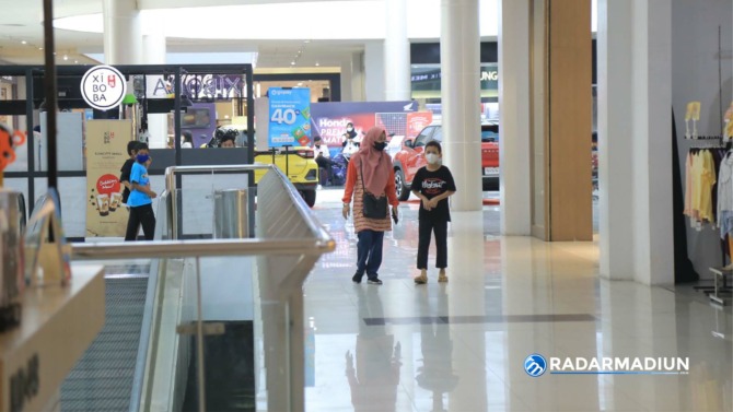 WISATA BELANJA: Mobilitas warga di pusat perbelanjaan bakal diperketat saat memasuki libur Nataru. (BAGAS BIMANTARA/RADAR MADIUN)