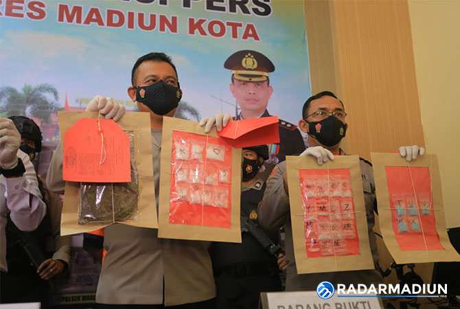 BARANG HARAM: Satresnarkoba Polres Madiun Kota mengamankan barang bukti narkotika golongan 1 dari tangan Novi Lukianto alias Kentrung. (BAGAS BIMANTARA/JAWA POS RADAR MADIUN)