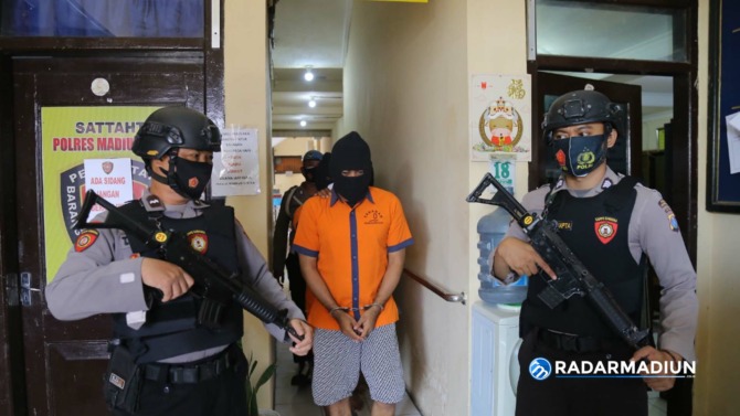 TUKANG KIBUL: Nura Kurniawan, pelaku penipuan, digelandang di Mapolres Madiun Kota kemarin (29/11). (BAGAS BIMANTARA/JAWA POS RADAR MADIUN)