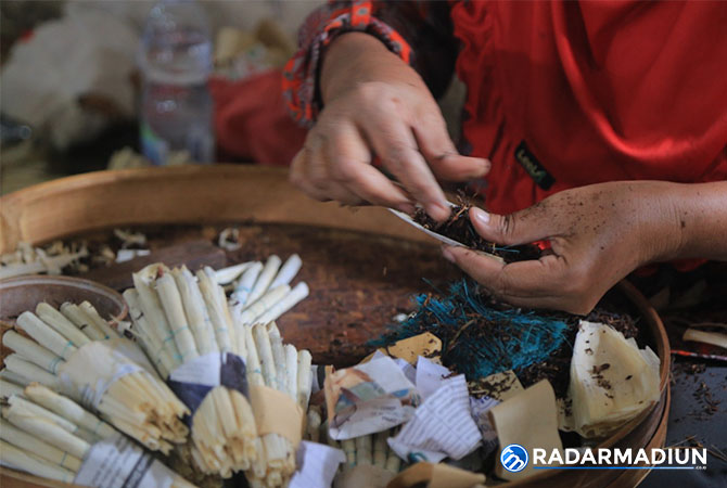 LINTING: Rokok, alkohol, dan gaya hidup tidak sehat memicu terjadinya vertigo. (BAGAS BIMANTARA/RADAR MADIUN)