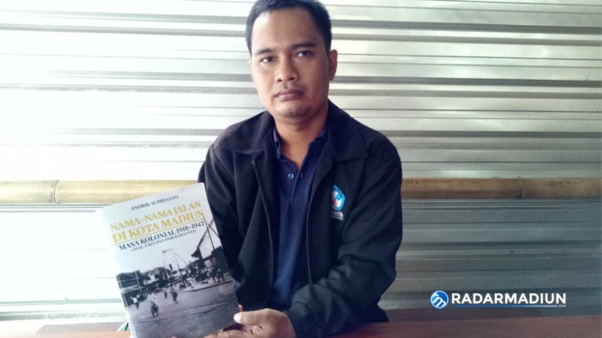 EDUKATIF: Andrik Suprianto menunjukkan buku sejarah nama-nama jalan di Kota Madiun yang merupakan salah satu karyanya. (SRI MULYANI/JAWA POS RADAR MADIUN)