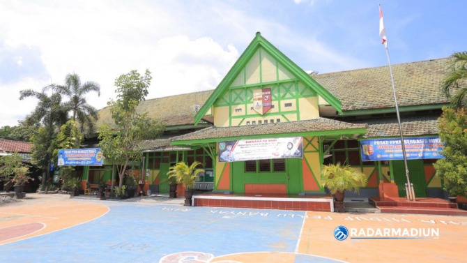 PILOT PROJECT: SMPN 3 Madiun menjadi sekolah favorit bersama dengan SMPN 1 Madiun selama proses PPDB. Dua sekolah tersebut bakal digabung jadi satu dengan SMPN 13 Madiun.  (BAGAS BIMANTARA/RADAR MADIUN)