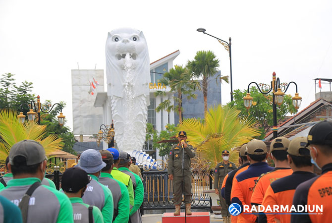SIAGA: Wali Kota Madiun Maidi ketika memimpin apel siaga bencana. (BAGAS BIMANTARA/JAWA POS RADAR MADIUN)