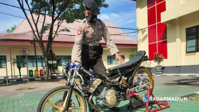 BARANG BUKTI: Polisi mengamankan sepeda motor peretelan yang digunakan remaja balap liar, Kamis (18/11). (HUMAS POLRES MAGETAN FOR JAWA POS RADAR MAGETAN)