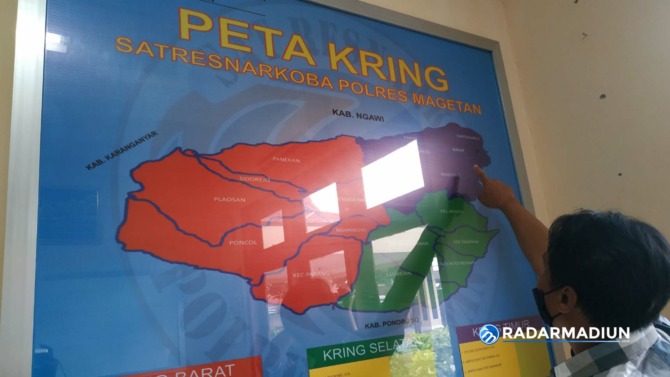 RAWAN: Kasatresnarkoba Polres Magetan AKP Dodik Wibowo menunjukkan peta Kecamatan Barat yang masuk titik rawan peredaran obat terlarang.  (ERWIN SUGANDA/JAWA POS RADAR MAGETAN)
