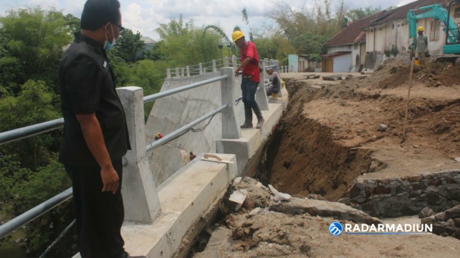 TERDAMPAK: Talut Sungai Gandong yang dibangun BBWS Bengawan Solo rusak usai hujan lebat mengguyur Selasa lalu (9/11). (ERWIN SUGANDA/JAWA POS RADAR MAGETAN)