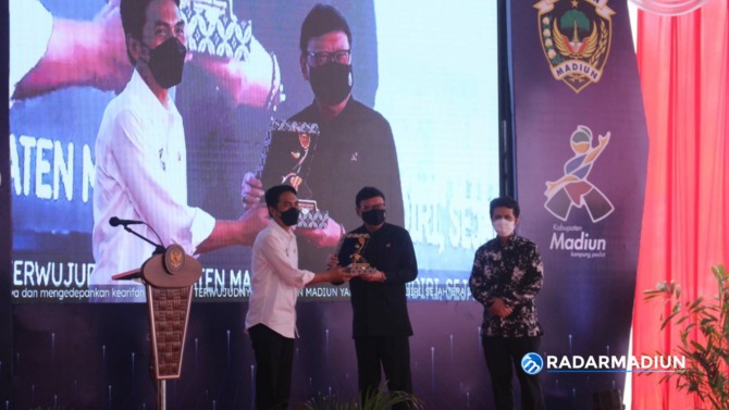 LAYANAN CEPAT: Men PAN-RB Tjahjo Kumolo, Wagub Emil Elestianto Dardak, dan Bupati Ahmad Dawami meresmikan MPP Kabupaten Madiun kemarin. (PROKOPIM FOR JAWA POS RADAR CARUBAN)