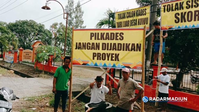 DINAMIKA PILKADES: Baliho penolakan bacakades dari luar daerah dalam pilkades serentak di Kabupaten Madiun tahun ini semakin marak di sejumlah desa. (DOKUMEN/JAWA POS RADAR CARUBAN)