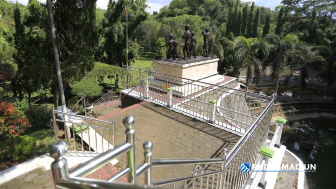 TAK BERDAYA: Monumen Kresek, salah satu objek wisata di Kabupaten Madiun yang sempat tutup lantaran pandemi Covid-19. Pelaku sektor pariwisata bakal mendapat bantuan tunai dari pemerintah pusat. (BAGAS BIMANTARA/JAWA POS RADAR CARUBAN)