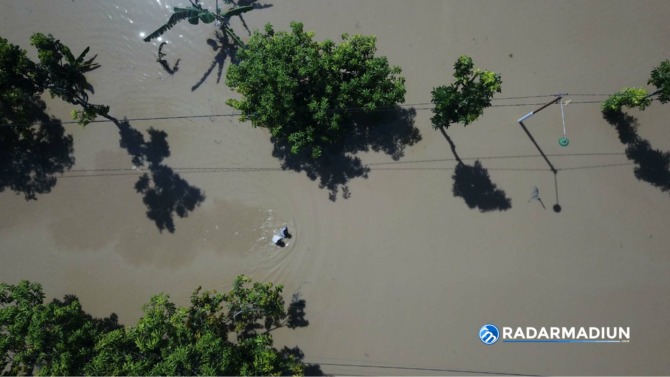 TERENDAM: Banjir yang sempat menggenangi Kabupaten Madiun pada awal tahun 2021. BPBD setempat memasang enam EWS sebagai deteksi awal banjir. (R BAGUS RAHADI/RADAR MADIUN)