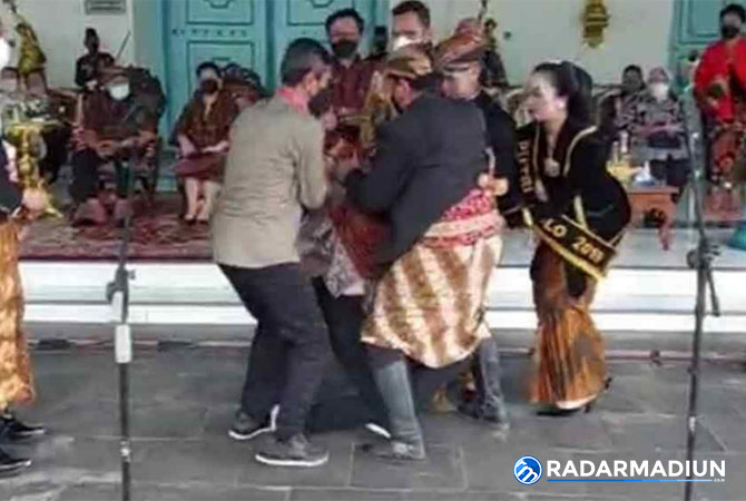 LELAH: Sejumlah orang menolong Wamenparekraf Angela yang tiba-tiba pingsan saat acara di Keraton Solo, Sabtu (6/11). (ANTONIUS C/RADAR SOLO)