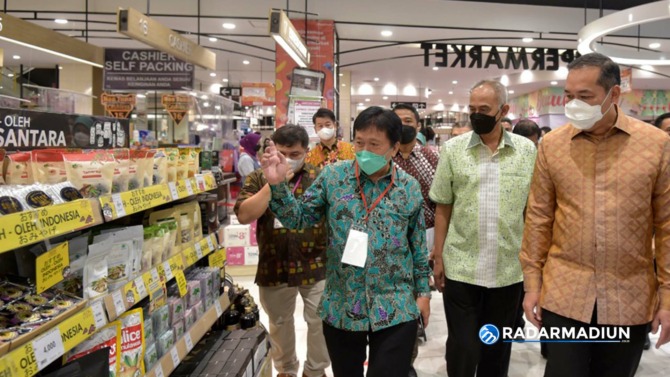 RITEL: Mendag Muhammad Lutfi memastikan pertumbuhan ekonomi tetap terjaga dengan memantau pengaturan prokes dan penggunaan aplikasi PeduliLindungi di lokasi pusat perbelanjaan serta perdagangan. (BIRO HUMAS KEMENDAG)