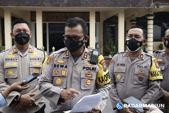 TIPU-TIPU: Kapolres Madiun Kota AKBP Dewa Putu Eka Darmawan menunjukkan tangkapan layar chat WA yang dikirim pelaku kepada calon korban. (BAGAS BIMANTARA/JAWA POS RADAR MADIUN)