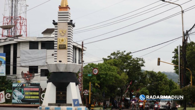 PERKOTAAN: Debit air yang masuk kawasan perkotaan terbilang tinggi. Salah satunya di kawasan perempatan Penceng, Pacitan. (SUGENG DWI N./JAWA POS RADAR PACITAN)