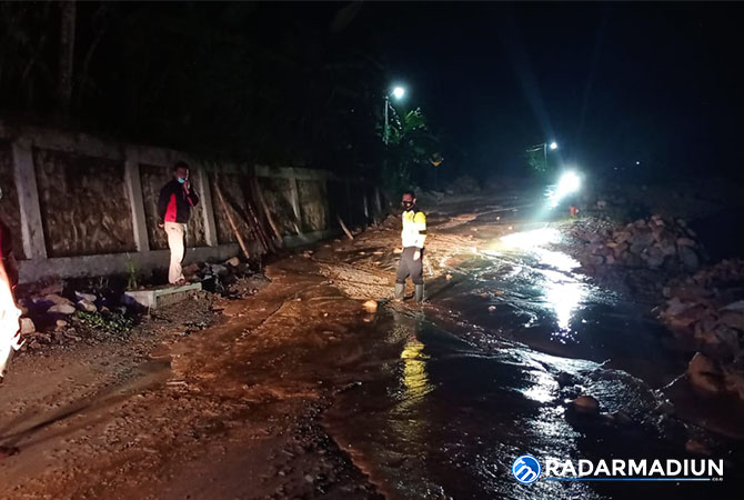 BANJIR BATU: Warga melakukan proses evakuasi material batu bercampur lumpur yang menutup akses Jalan Desa Karangrejo-Karanggede dengan alat seadanya, Senin (8/11) malam. (ISTIMEWA)