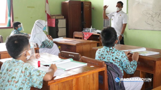MENGAJAR: Bupati Aji menjadi guru sehari di SDN Pacitan. (SUGENG DWI N./JAWA POS RADAR PACITAN)