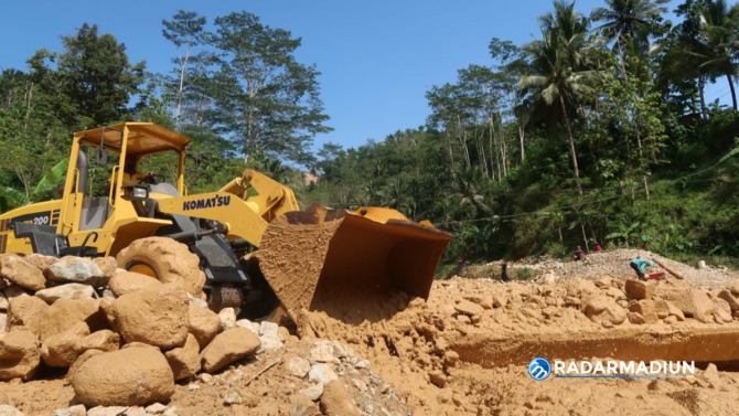 BANJIR BATU: DPUPR Pacitan menerjunkan alat berat untuk membersihkan material batu di Sungai Brungkah. (DPUPR FOR JAWA POS RADAR PACITAN)