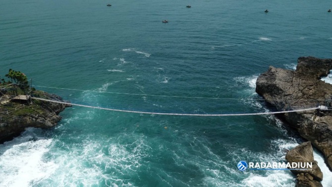 INDAH: Pantai Watu Bale Pacitan. (R BAGUS RAHADI/RADAR MADIUN)