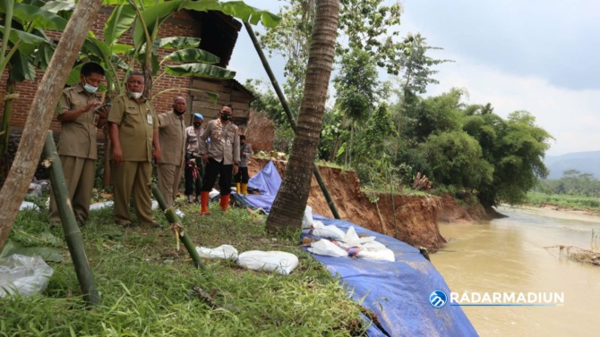 DARURAT: Sembari menanti pembuatan bronjong dan bolder permanen, bibir Sungai Grindulu yang tergerus erosi dibentengi karung pasir. (SUGENG DWI N./JAWA POS RADAR PACITAN)