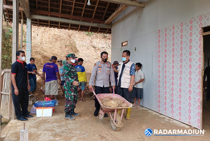HUNIAN RAWAN: BPBD bersama TNI dan Polri membantu perbaikan rumah terdampak longsor. (BPBD FOR JAWA POS RADAR PACITAN)