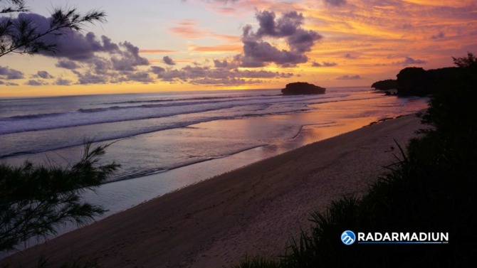 PARIWISATA: Objek wisata pantai di Pacitan bakal dibuka seiring daerah tersebut berstatus PPKM level 2. (SUGENG DWI NURCAHYO/RADAR PACITAN)