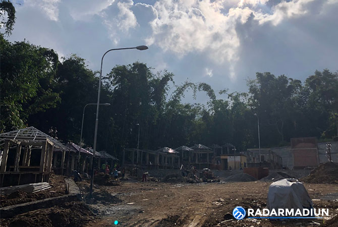 ON PROGRESS: Pembangunan kantong parkir baru Telaga Sarangan masih terus dikebut. (RIZAL NH FOR JAWA POS RADAR MAGETAN)
