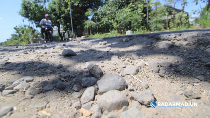 RUSAK: Hutang dana PEN oleh Pemkab Ponorogo ke PT SMI bakal digunakan untuk merehab jalan. (AJI PUTRA/RADAR PONOROGO)