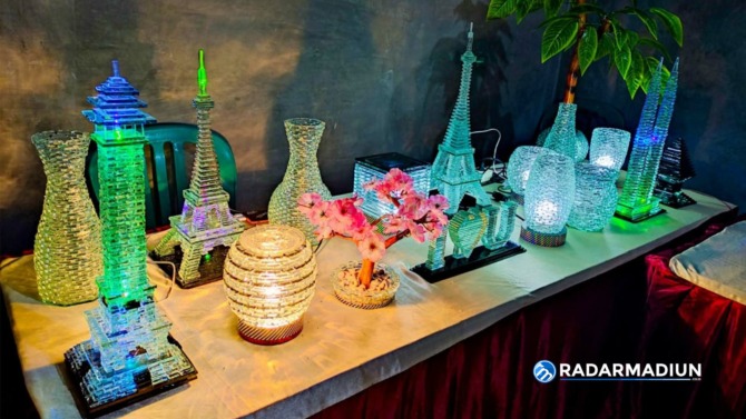 KREATIF: Kriya lampu hias berbentuk menara dan vas bunga produk perajin di Desa Bekare, Bungkal, Ponorogo. (ISTIMEWA)