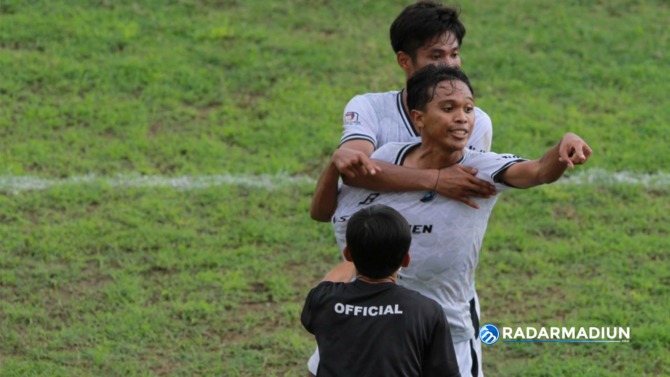 PROTES: Skuad Laskar Kanjeng Jimat mempertanyakan keputusan wasit. (ANDHIKA ATTAR/JAWA POS RADAR KEDIRI)